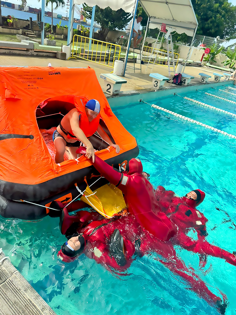 Radeau de survie en piscine